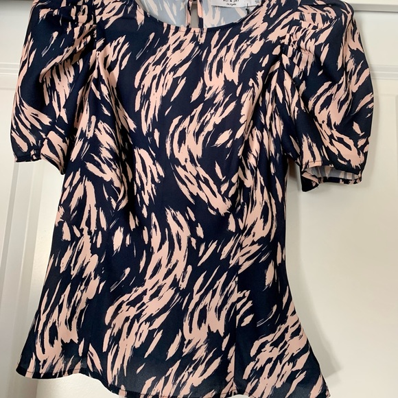 SALE💞NWT TAILORED GORGEOUS ALI & JAY BLOUSE. STRATEGIC DARTS FOR A PERFECT FIT. - Picture 11 of 11